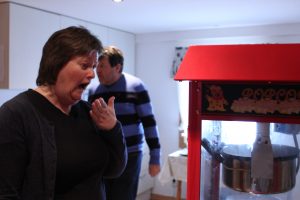 Åse lager popcorn. Foto: Inga Mölder